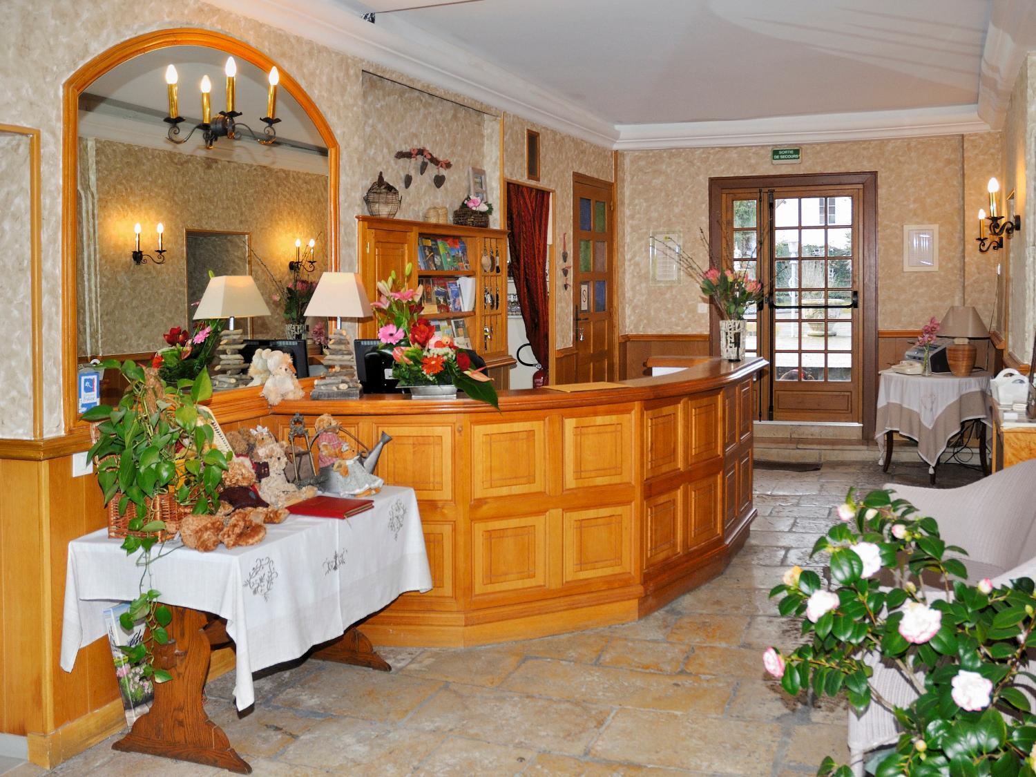 Logis Hotel Auberge De L'Ecole Pontlevoy Exterior photo
